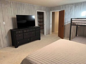 5 bedrooms, desk, iron/ironing board, travel crib