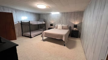 5 chambres, bureau, fer et planche Ă  repasser, lit parapluie