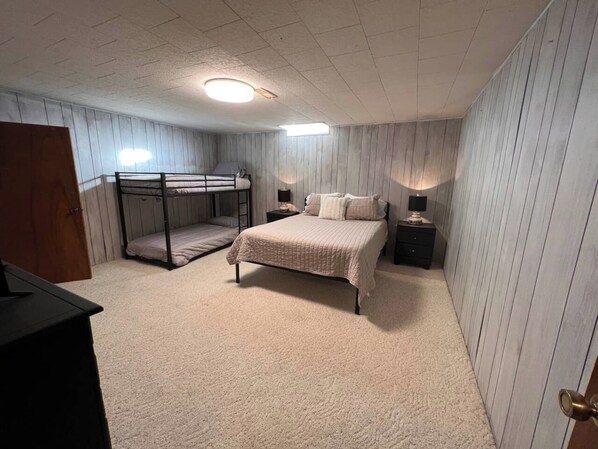 5 sovrum, skrivbord, strykjärn/strykbräda och resesäng