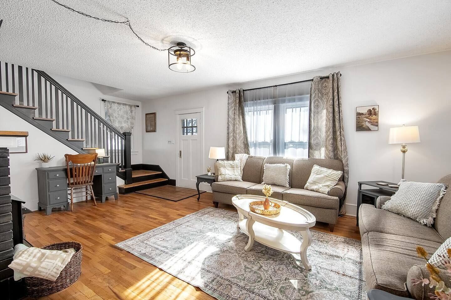 Smart TV, chimenea y oficina 