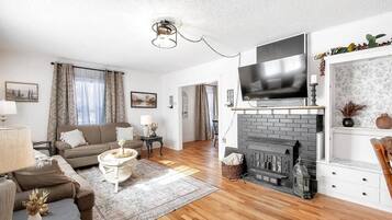 Smart TV, chimenea y oficina