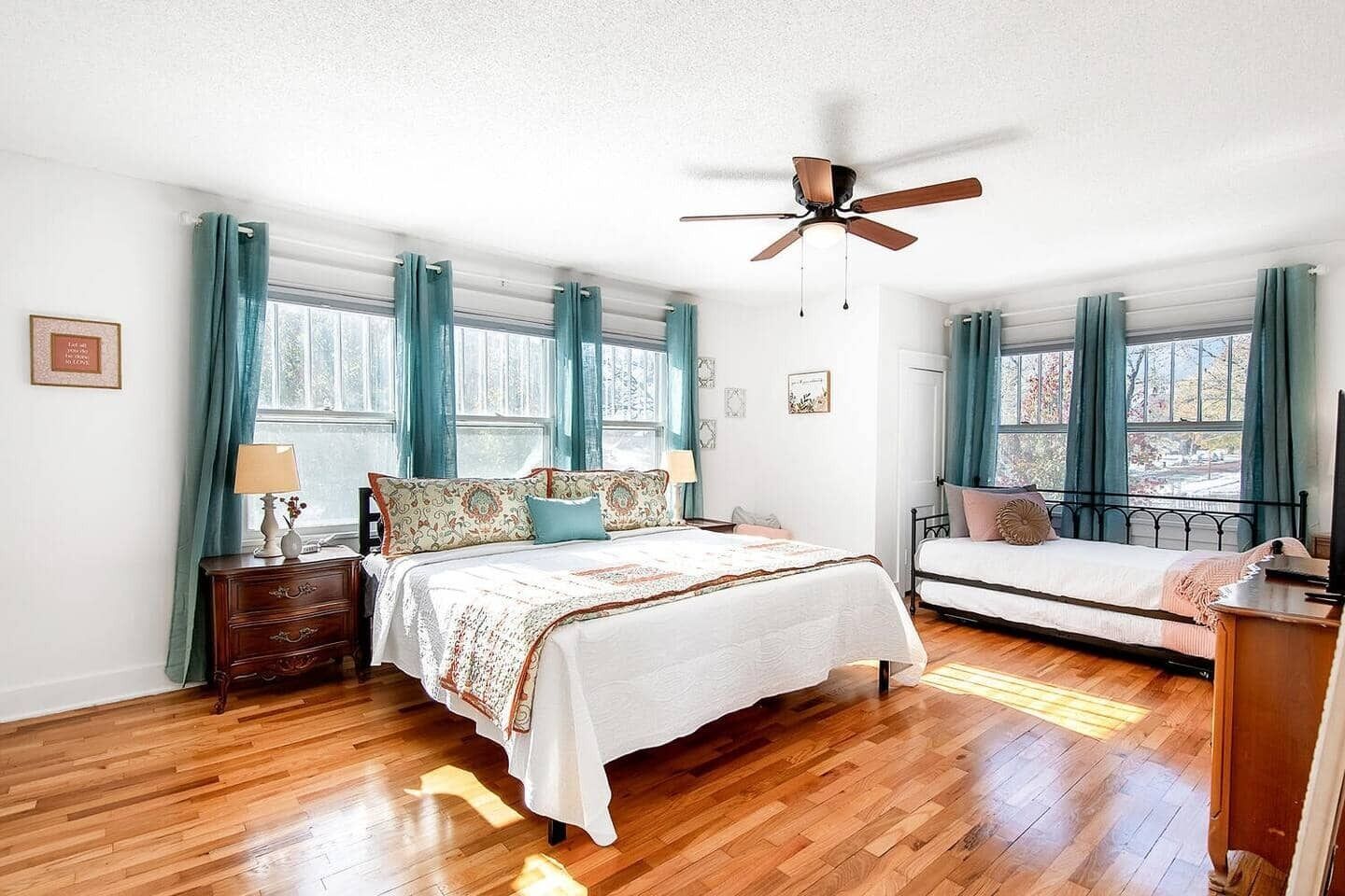 2 habitaciones, escritorio y tabla de planchar con plancha 