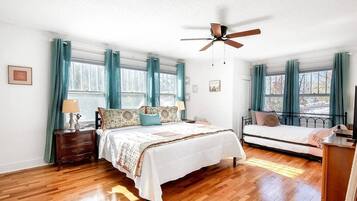 2 habitaciones, escritorio y tabla de planchar con plancha
