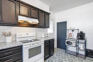 Frigorifero, microonde, forno, piano cottura
