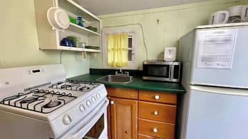 KĂŒhlschrank, Herdplatte, Kochgeschirr/Geschirr/Besteck