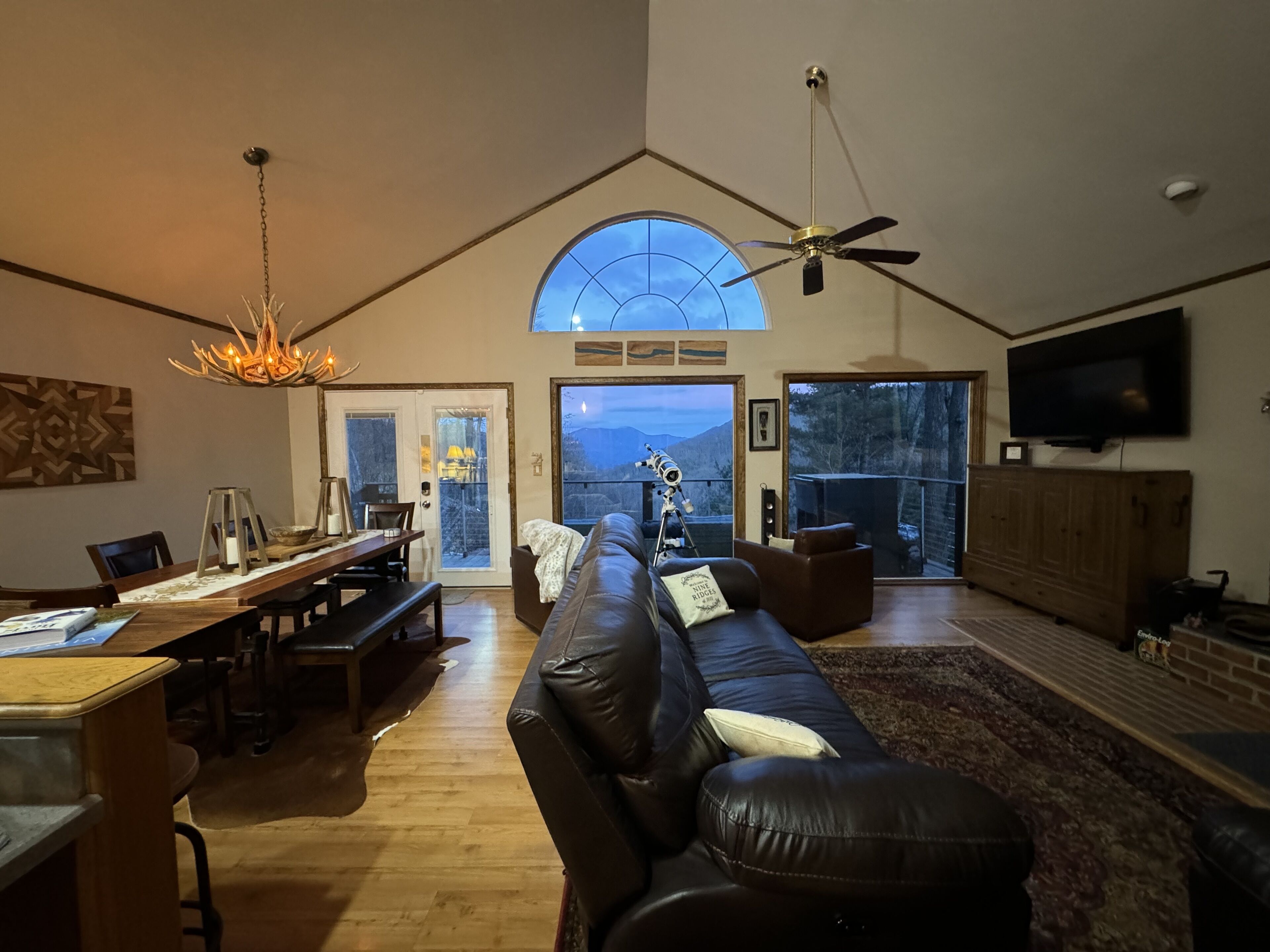 TV connectée, cheminée, lecteur de DVD, vidéothèque