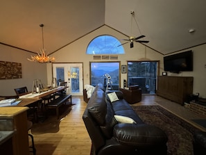 Smart-TV, peis, DVD-spiller og filmbibliotek