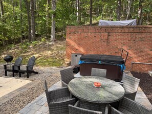 Outdoor dining - Romantic or Family Vacay w/ Stunning Mtn Views & Hot Tub near Crabtree Falls (Montebello)
