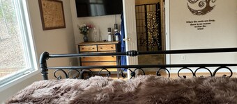 Romantic or Family Vacay w/ Stunning Mtn Views & Hot Tub near Crabtree Falls
