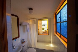 Shower, rainfall showerhead, free toiletries, hair dryer