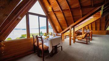 Se sirven desayunos, comidas y cenas con vista al mar