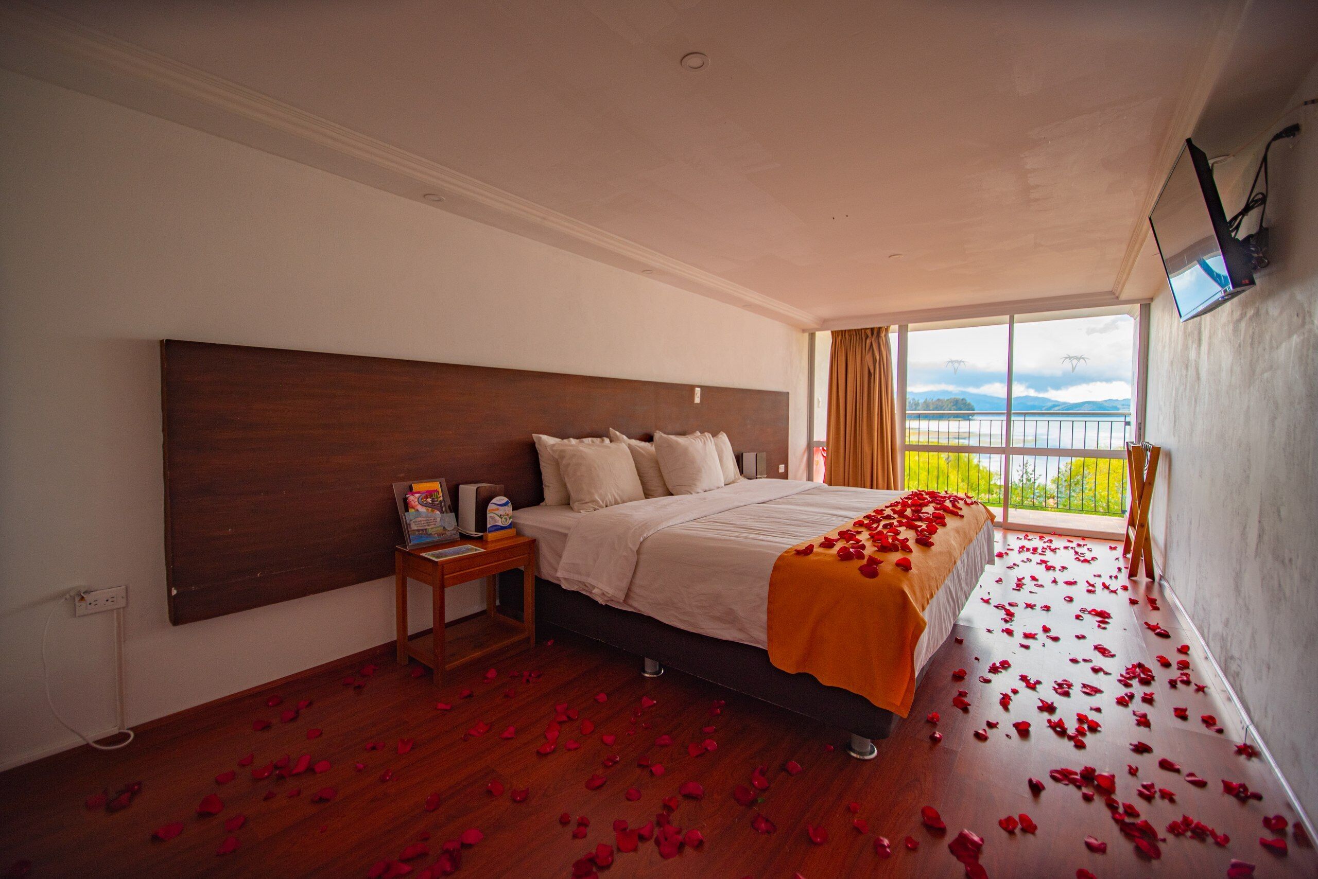 Pillowtop-patjalliset sängyt, kannettavalle tietokoneelle sopiva työtila