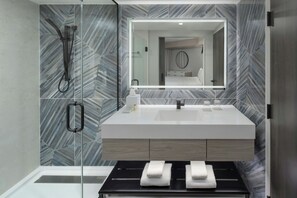 Ensemble douche/baignoire, articles de toilette gratuits, sèche-cheveux