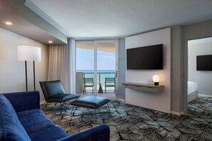 Suite, 1 soverom, balkong (View) | Oppholdsrom | En 55-tommers Flatskjerm-TV med kabel-kanaler samt Netflix