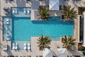 Outdoor pool, pool umbrellas, sun loungers - Renaissance Daytona Beach Oceanfront Hotel (Daytona Beach)