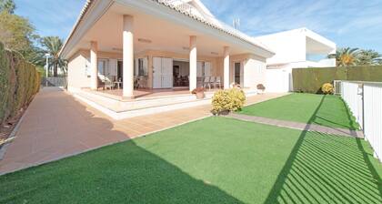 Global Properties: Frontline beach villa with private pool