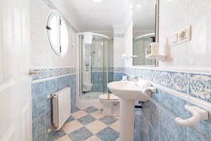 Douche, séchoir à cheveux, serviettes fournies