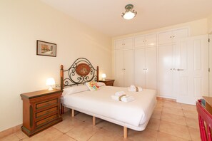 4 bedrooms, iron/ironing board, free WiFi, bed sheets