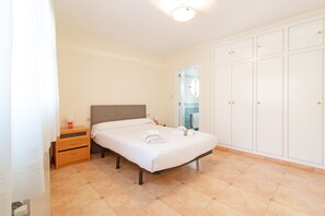 4 chambres, fer et planche à repasser, Wi-Fi gratuit, draps fournis