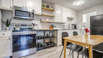 Geladeira, micro-ondas, fogão, cooktop