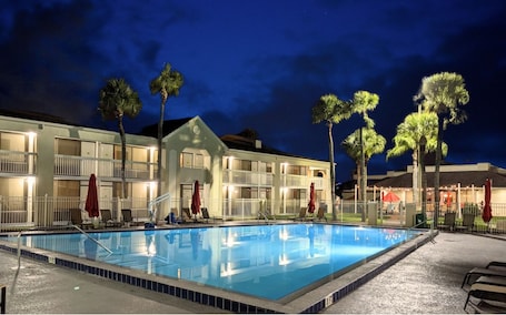 Outdoor pool. Bposhtels Orlando Disney