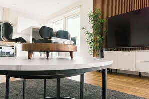 Interior - MCR's Luxurious 2 Bed Haven with Balcony - Proximity to Manchester United (Manchester)