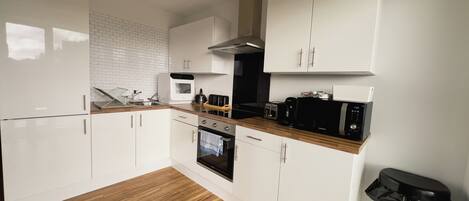 電子レンジ、オーブン、調理器具と食器