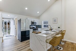 K ühlschrank, Mikrowelle, Ofen, Herdplatte