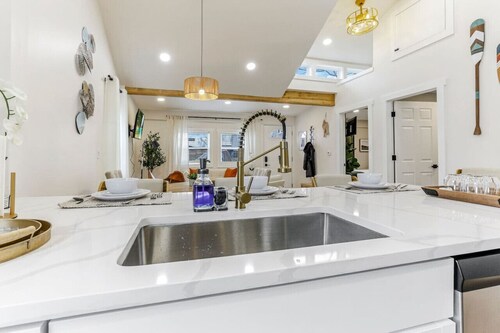 Gone Fishing: 12 minute walk to crane lake beach