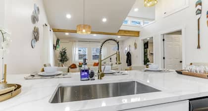 Gone Fishing: 12 minute walk to crane lake beach