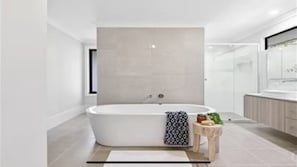 Douche, sèche-cheveux, serviettes fournies