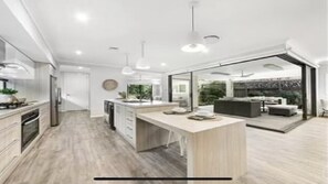 Geladeira, micro-ondas, fogão, cooktop