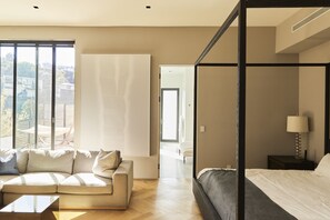 4 habitaciones, tabla de planchar con plancha, wifi y ropa de cama