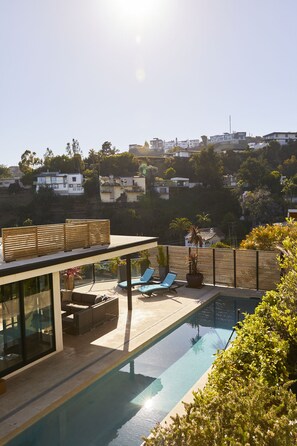 Een buitenzwembad en een verwarmd zwembad