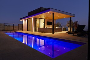 Una piscina al aire libre, una piscina climatizada