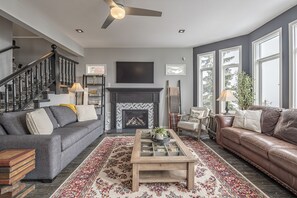 Smart TV, lareira, videogames, pebolim