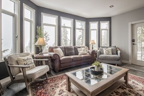 Smart TV, chimenea, videojuegos y futbolito 