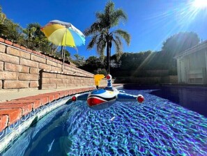 Alberca al aire libre y alberca climatizada