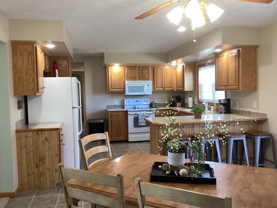 Family-Friendly Home. Sleeps 14.  Just minutes away from Mark Twain Lake. 