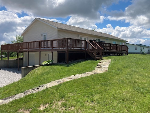 Family-Friendly Home. Sleeps 14.  Just minutes away from Mark Twain Lake. 