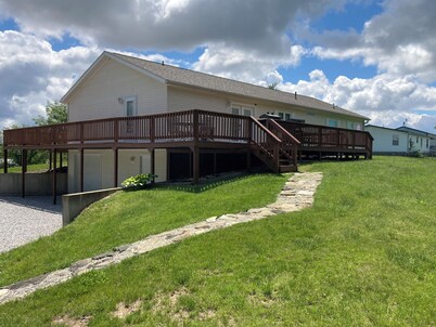 Family-Friendly Home. Sleeps 14.  Just minutes away from Mark Twain Lake. 