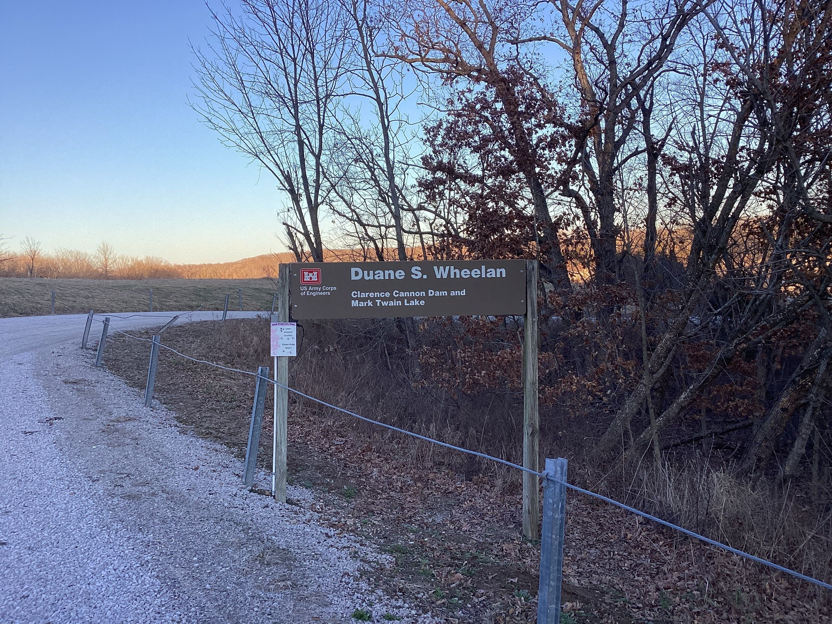 Une plaque commémorative en l’honneur de Duane S. Wheeler, du Corps des ingénieurs de l’armée américaine, du barrage de Clarence Cannon et du lac Mark Twain.