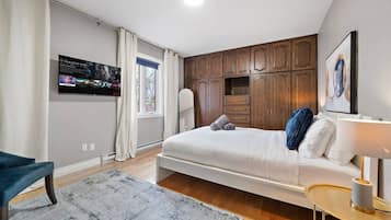 6 bedrooms, desk, iron/ironing board, travel crib