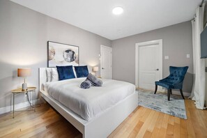6 bedrooms, desk, iron/ironing board, travel crib