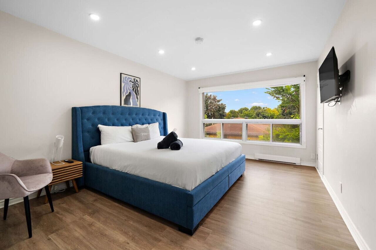 5 bedrooms, desk, iron/ironing board, travel crib