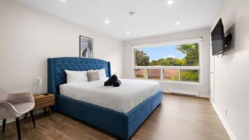 5 bedrooms, desk, iron/ironing board, travel crib