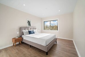 5 bedrooms, desk, iron/ironing board, travel cot