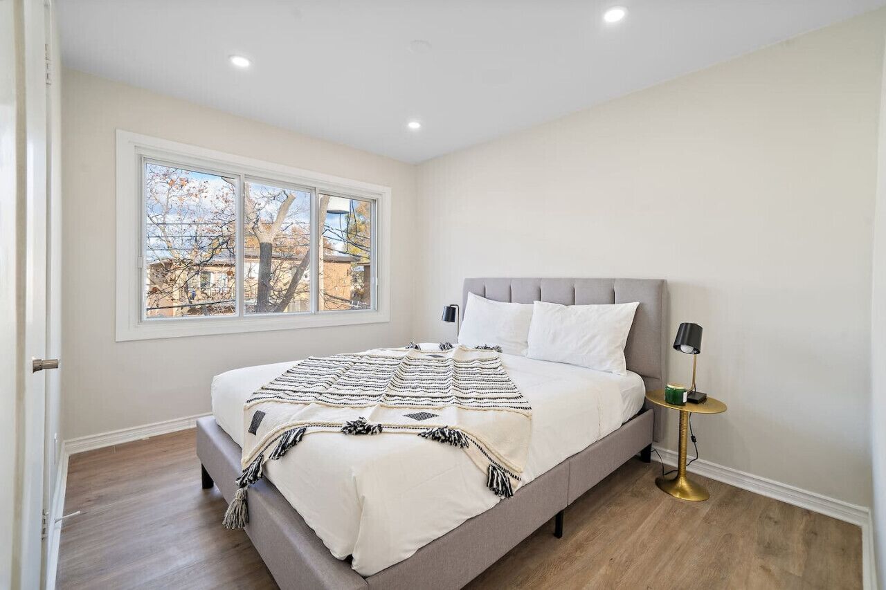 5 bedrooms, desk, iron/ironing board, travel crib