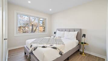 5 bedrooms, desk, iron/ironing board, travel crib
