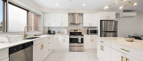 ثلاجة، ميكروويف، فرن، موقد طهي مسطح